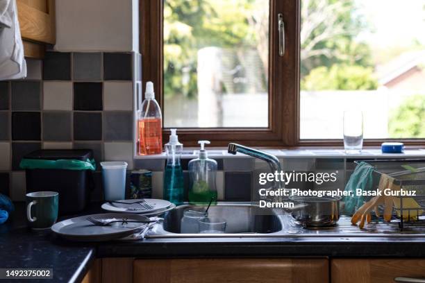 dirty dishes and dirty kitchen sink - vaisselle sale photos et images de collection