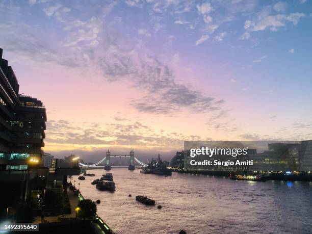 sunrise over the thames at london bridge - 360vr stock pictures, royalty-free photos & images