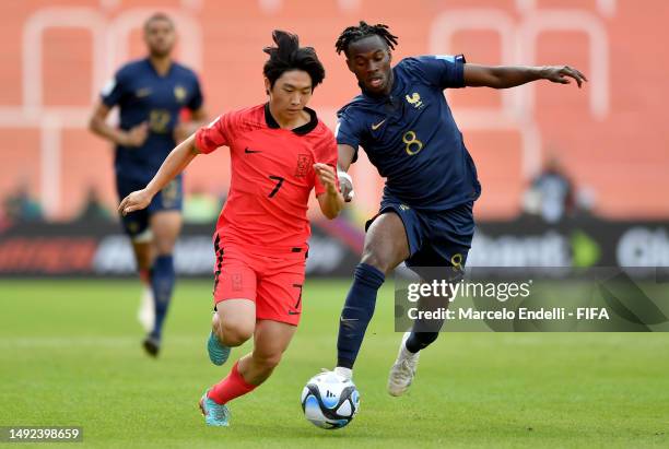 Yronghak Kim of Korea Republic fights for the ball with Warren Bondo of France during a FIFA U-20 World Cup Argentina 2023 Group F match between...