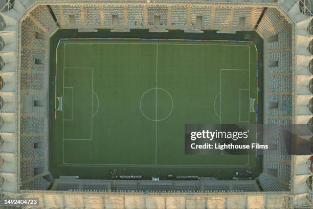drone point of view of an empty sports stadium - football field above photos et images de collection