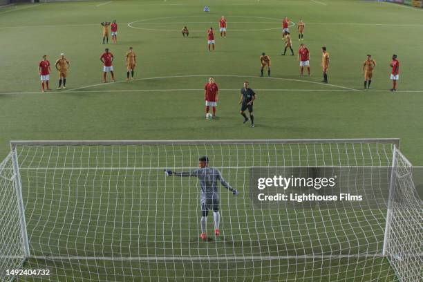 a young professional soccer player prepares to take a penalty kick - voetbalcompetitie sportcompetitie stockfoto's en -beelden