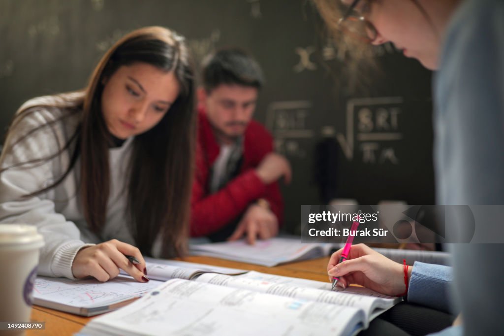 Objectifs d’apprentissage, un groupe d’étudiants qui étudient, l’éducation, le brainstorming