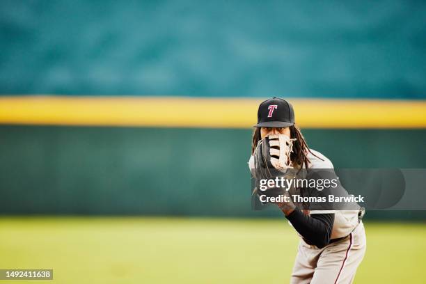 medium shot pitcher preparing to throw to batter during baseball game - lanceur de baseball photos et images de collection