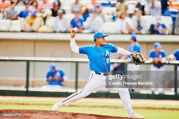 wide shot pitcher throwing pitch during professional baseball game - lanceur de baseball photos et images de collection