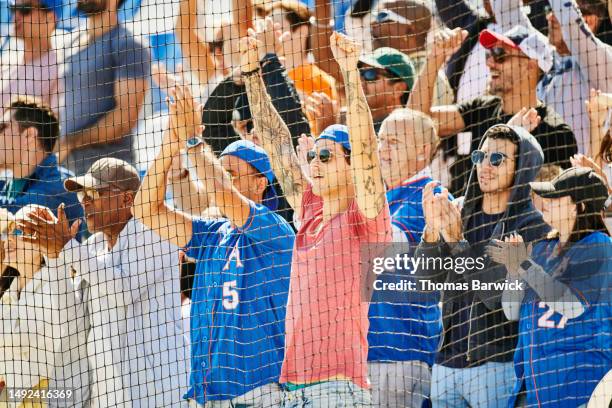 wide shot crowd in stadium standing and cheering during baseball game - fan appreciation day stock-fotos und bilder