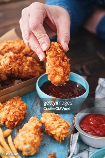pilons de poulet frits croustillants avec français frites - poulet frit photos et images de collection