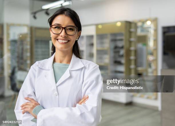oftalmólogo feliz trabajando en una óptica - bata de laboratorio fotografías e imágenes de stock