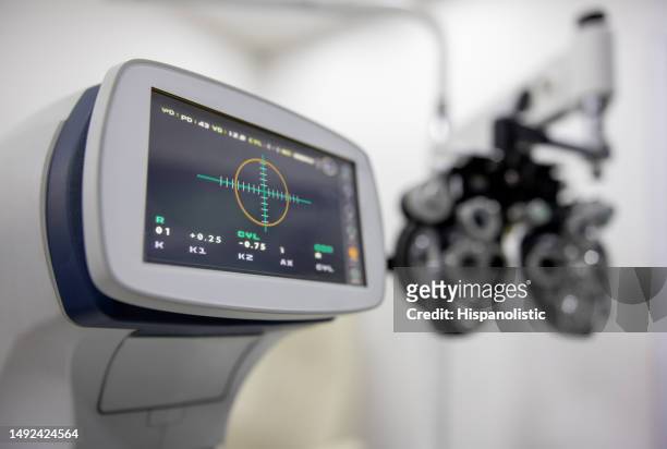 équipement médical dans le cabinet d’un ophtalmologiste - eye test equipment stock photos et images de collection