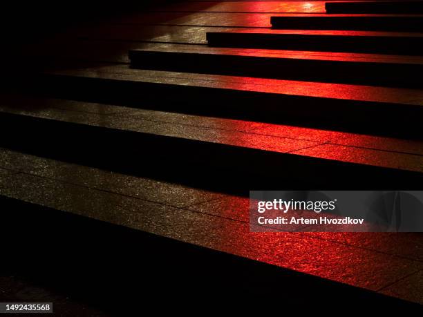 red light reflection on pedestrian crosswalk - semáforo vermelho imagens e fotografias de stock