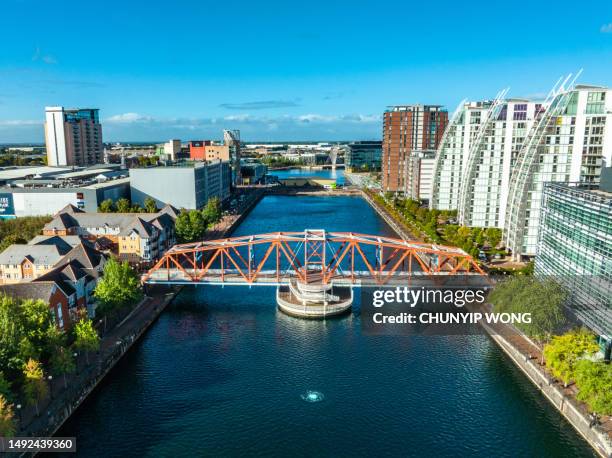 vista drone delle banchine di media city salford, manchester - cultura europea foto e immagini stock