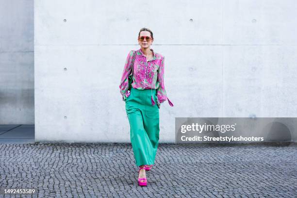 Influencer Tamara von Nayhauss, wearing green pants by Maison Common, a green-pink blouse with quilling by Maison common, pink colored high heel...