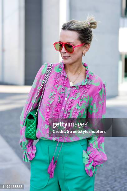 Influencer Tamara von Nayhauss, wearing green pants by Maison Common, a green-pink blouse with quilling by Maison common, a green bag by Nicasconcept...