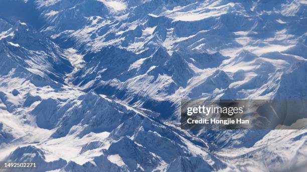 aerial view of snowy mountains - snowy mountains austrália imagens e fotografias de stock