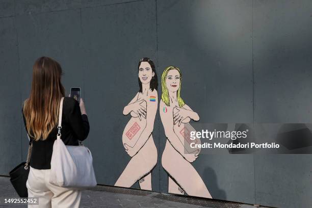 Prime Minister Giorgia Meloni and Pd leader Elly Schlein portrayed naked and pregnant by the artist AleXsandro Palombo, in the new murals Power Is...