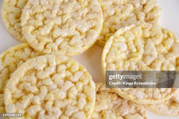 corn cakes - régime faible en glucides photos et images de collection