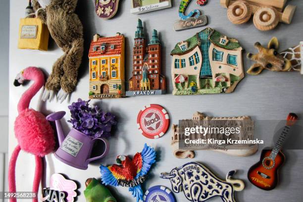 fridge magnets - imán fotografías e imágenes de stock