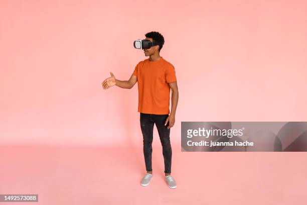 young man in vr headset - virtual reality simulator presentation stockfoto's en -beelden