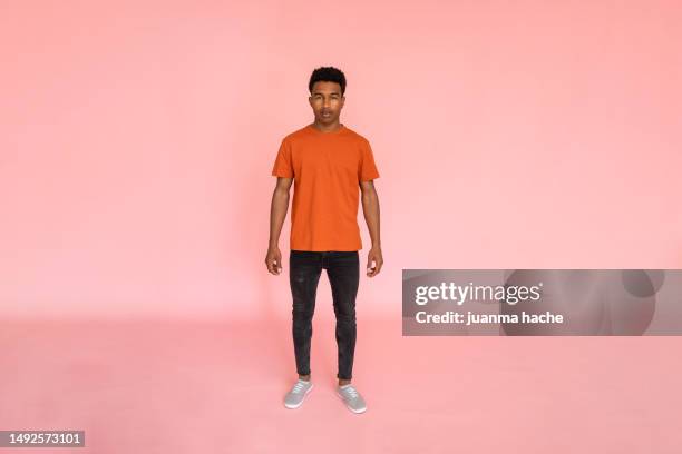 young african american male in orange shirt - model tshirt stockfoto's en -beelden