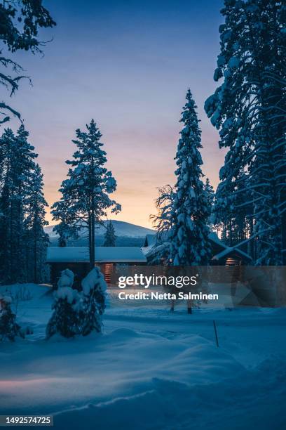 cottage in lapland - nordheim stock-fotos und bilder