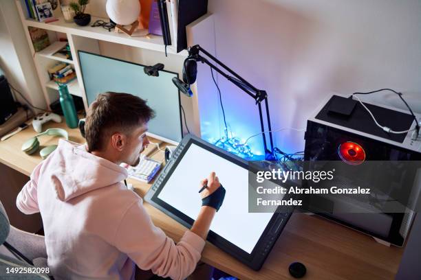 designer in a home office using digital tools - grafiker stock-fotos und bilder
