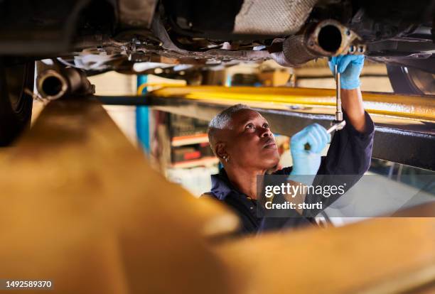 female car mechanic - oficina automóvel imagens e fotografias de stock