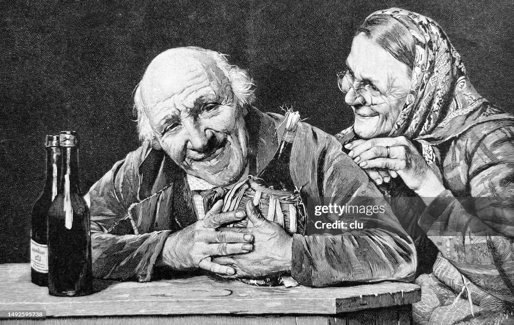 Oma und Opa sitzen an einem Tisch, lächeln und halten geliebte Weinflaschen in der Hand