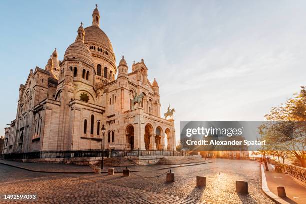 montmartre and sacré-coeur basilica in the morning at sunrise, paris, france - basílica del sagrado corazón de montmartre fotografías e imágenes de stock