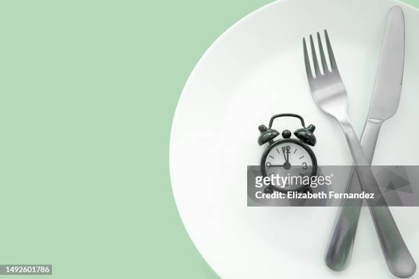 16:8 intermittent fasting concept - wait until spring stockfoto's en -beelden