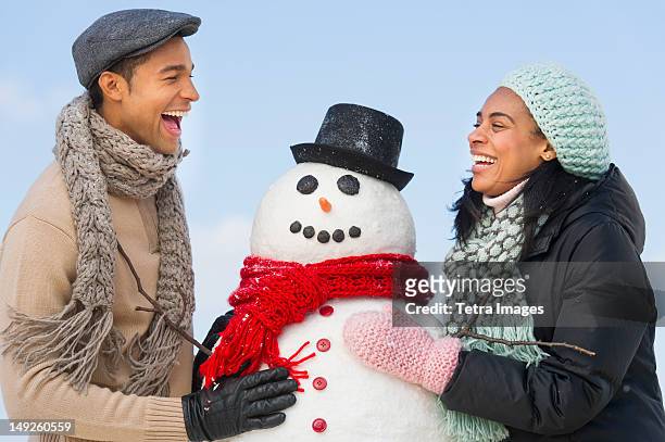 usa, new jersey, jersey city, portrait of couple with snowman - frau schneemann stock-fotos und bilder