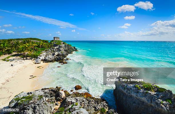 mexico, yucatan, tulum, beach with ancient mayan ruins - tulum mexico - fotografias e filmes do acervo