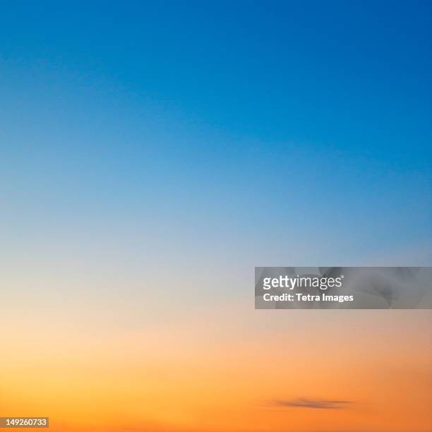sunset sky - clear sky photos et images de collection