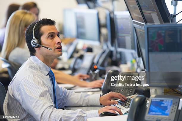 usa, new york, new york city, traders at trading desk - traders stockfoto's en -beelden