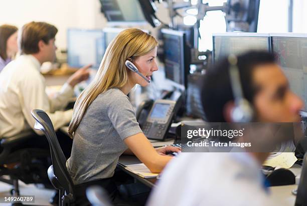 usa, new york, new york city, traders at trading desk - traders stockfoto's en -beelden