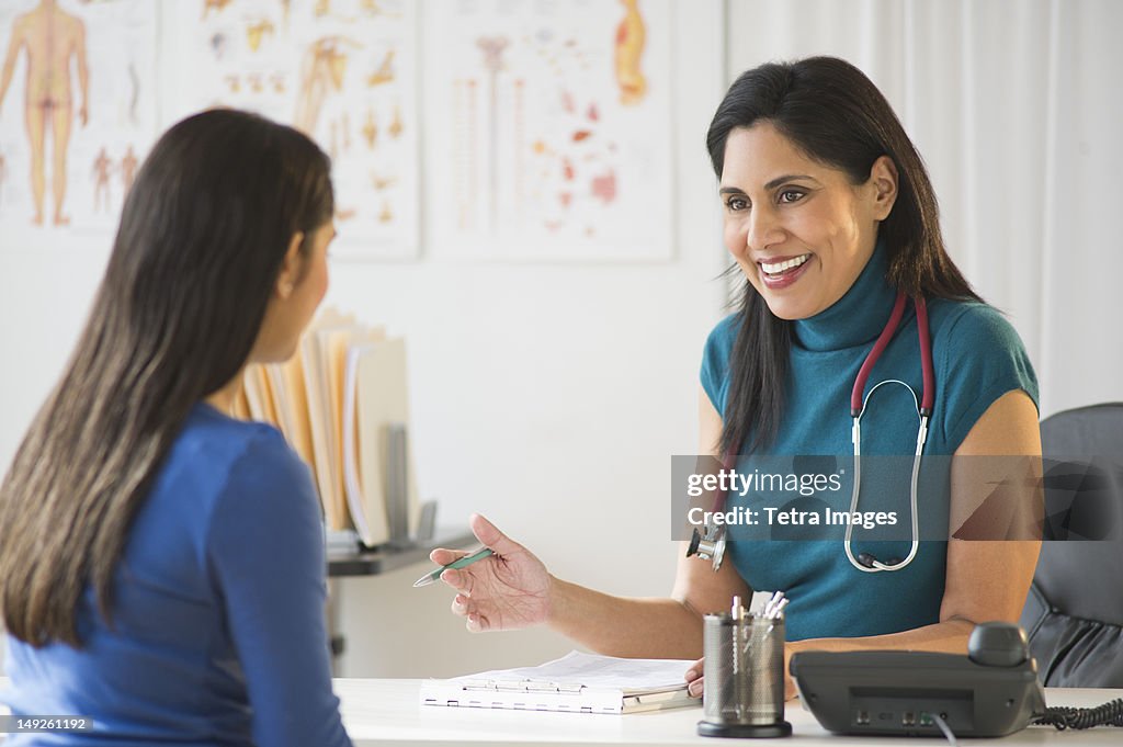 USA, New Jersey, Jersey City, Doctor and patient (12-13) in doctor's office
