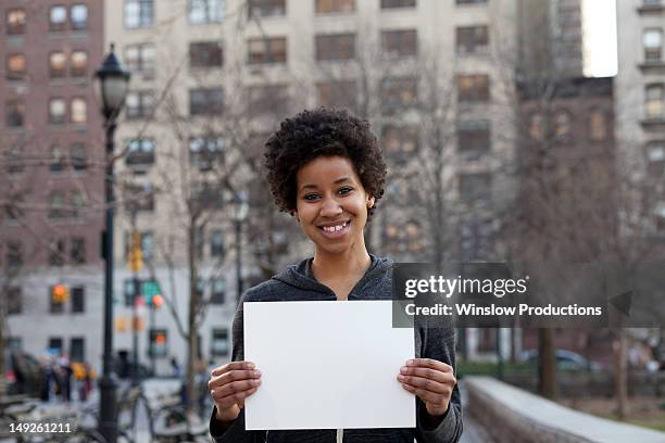 usa, new york, new york city, portrait of woman holding blank paper - man holding paper stock-fotos und bilder