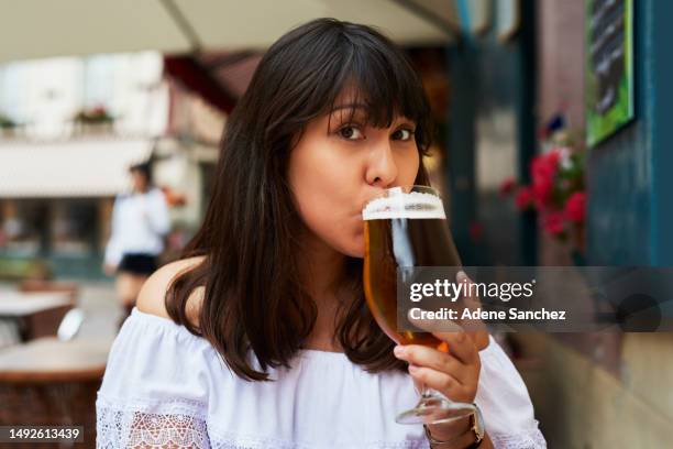 porträt, alkohol und frau, die im restaurant, café oder in der taverne allein im urlaub, in der pause oder im urlaub trinkt. gesicht, bierglas und weibliche person trinken alkoholische getränke, halten cocktail in der kneipe und entspannen sich. - frau gesicht schaum stock-fotos und bilder