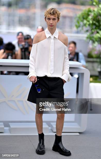 Troye Sivan attends "The Idol" photocall at the 76th annual Cannes film festival at Palais des Festivals on May 23, 2023 in Cannes, France.