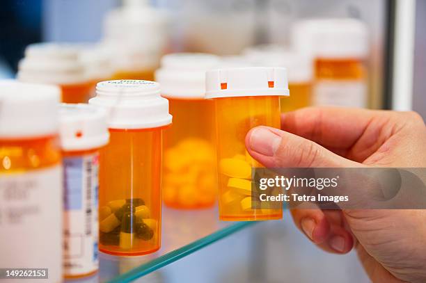 pill bottles on shelf - prescription medicine imagens e fotografias de stock