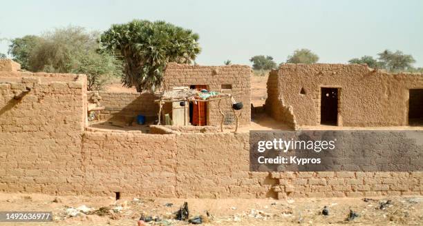 african homes or mud huts in sahara desert niger, africa - mud house fotografías e imágenes de stock