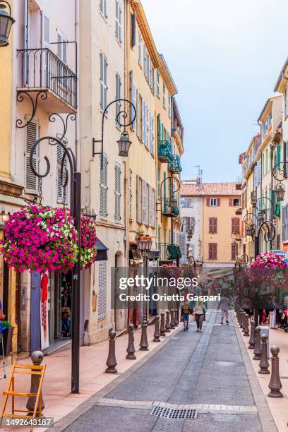 the picturesque rue georges clemenceau in antibes, french riviera - antibes bildbanksfoton och bilder