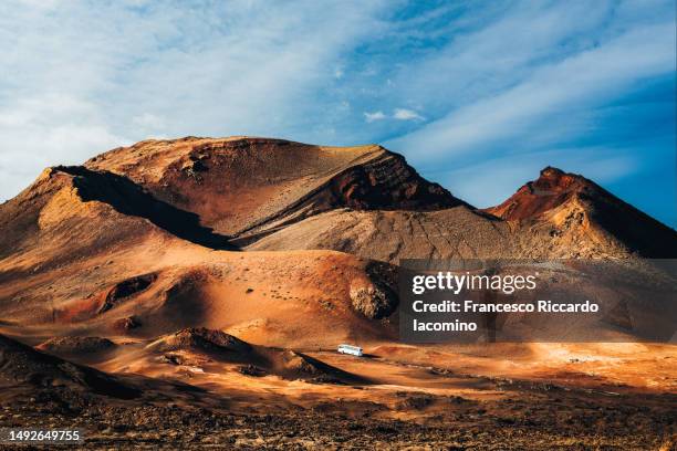 volcanic landscape, timanfaya national park, lanzarote, canary islands - timanfaya national park stockfoto's en -beelden