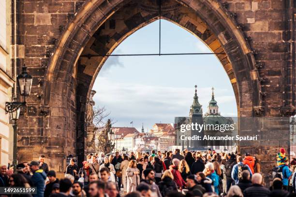 crowd of people - bohemia czech republic - fotografias e filmes do acervo