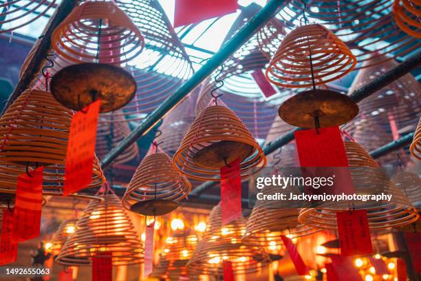incense coils hanging on the roof of temple - templo de man mo - fotografias e filmes do acervo