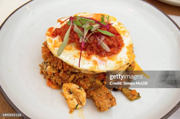 calentado de quinoa (quinoa con pollo, hogao, vegetales parrillados, trocitos de papa al romero y un huevo frito) [quinoa with chicken, grilled vegetables, rosemary potato pieces,  fried egg and creole tomato and scallion sauce] - pollo frito stock pictures, royalty-free photos & images