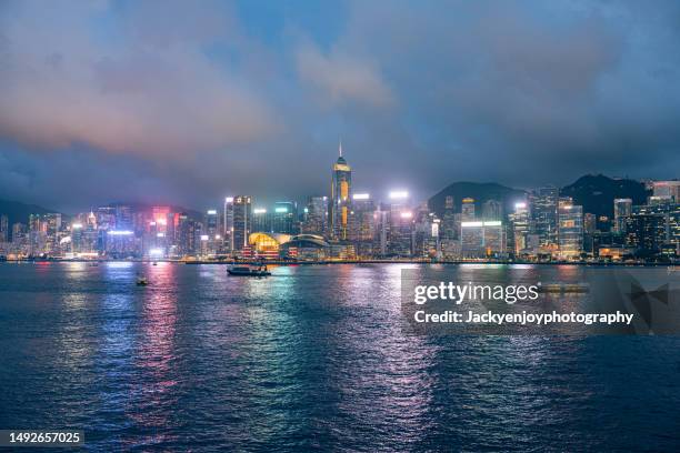 hong kong skyline at night - isla de hong kong fotografías e imágenes de stock