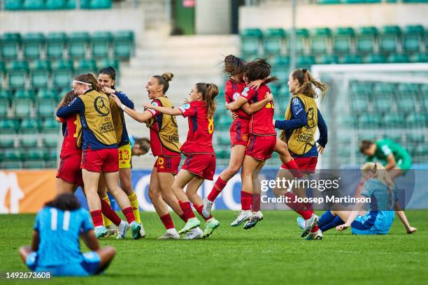 Team Spain celebrates after the UEFA Women's European Under-17 Championship Semi-Final match between Spain and England at Lilleküla Stadium on May...