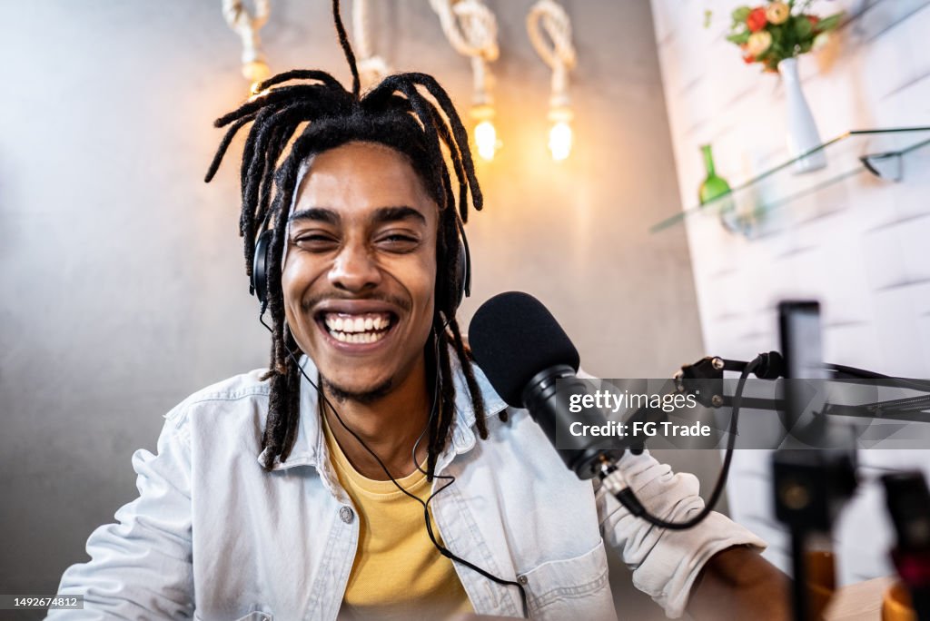 Retrato do jovem durante a gravação de um podcast