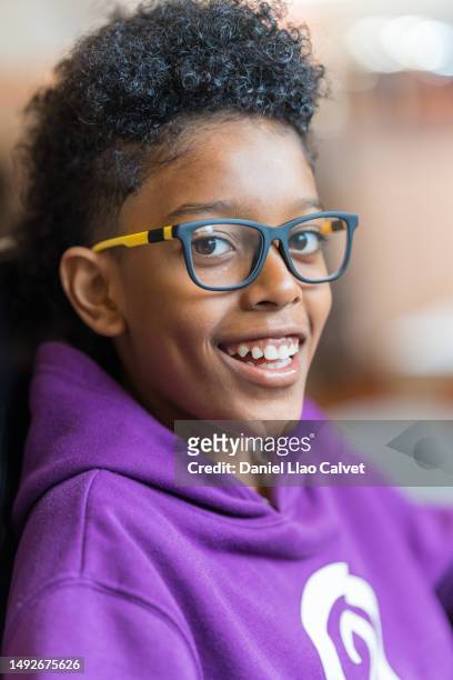 close-up of a smiling boy with glasses and purple sweatshirt - escritorio stock pictures, royalty-free photos & images