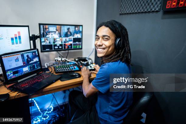 portrait of young producer / editor at the backstage of a podcast show - univisions 29th edition of premio lo nuestro a la musica latina backstage stockfoto's en -beelden