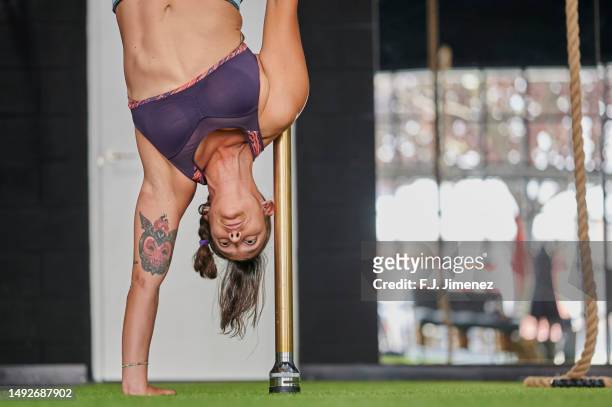 woman doing a handstand in the gym - fitnessgerät stock-fotos und bilder